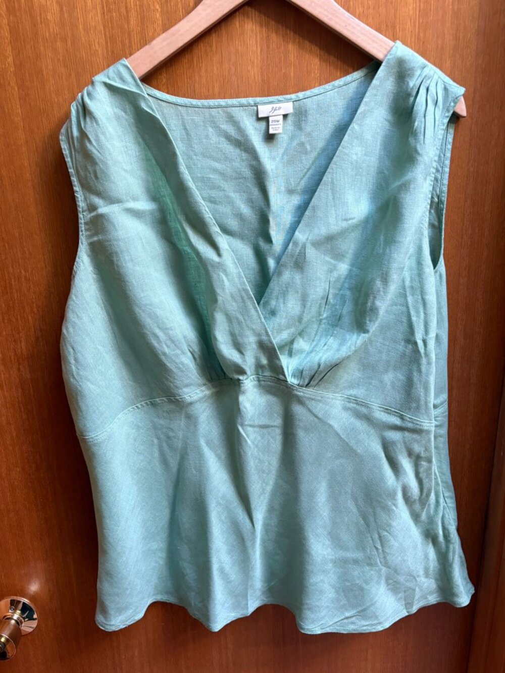 J. Jill linen V-neck sleeveless top in a light mint green. SZ 20W. V-neck wrap.
